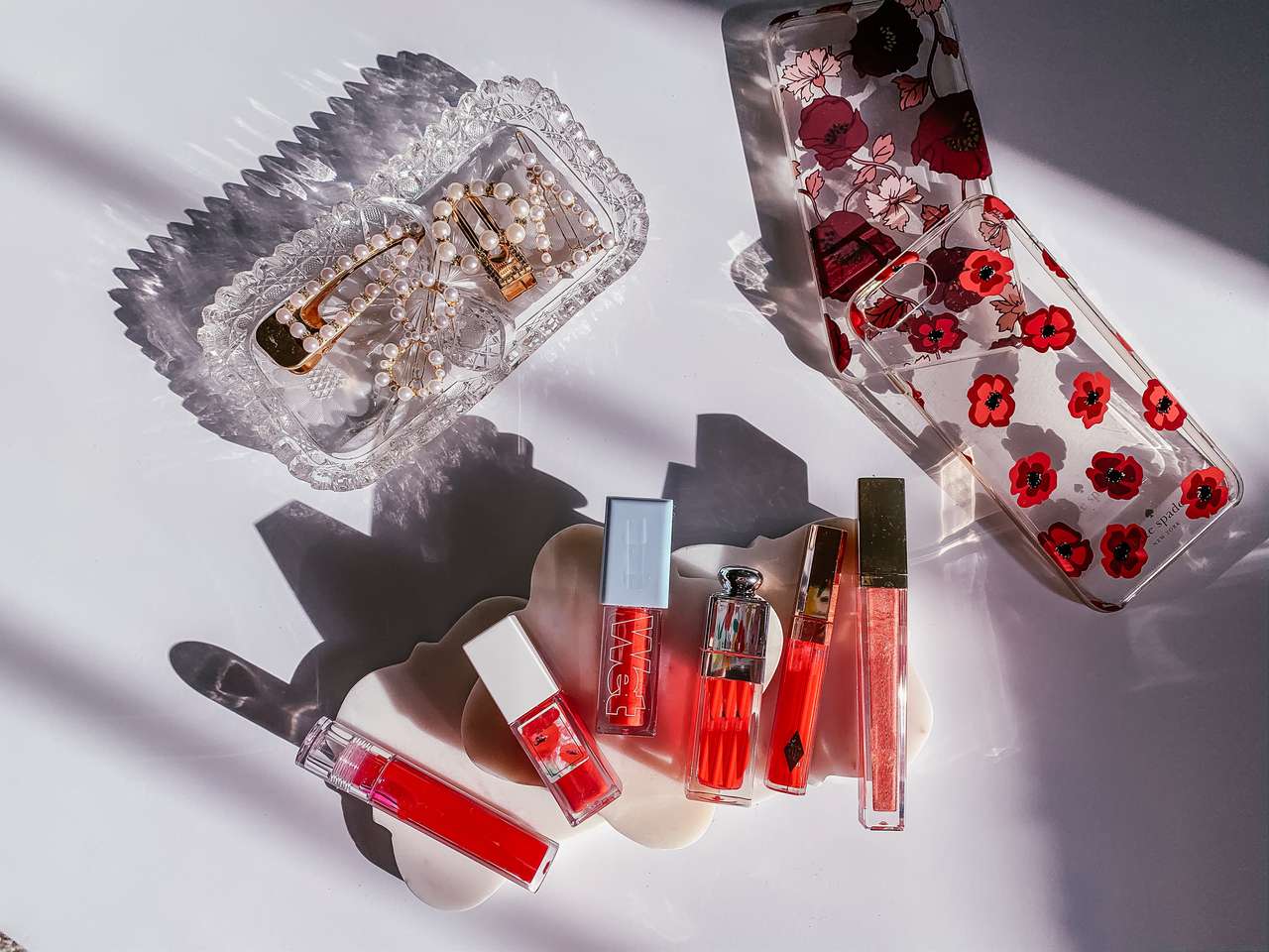 Обновите свои запасы косметики, а старые блески подарите подругам