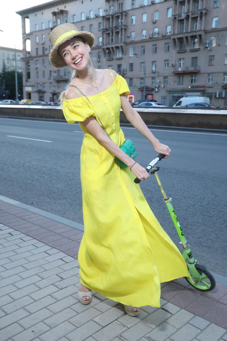 Актриса Алена Чехова прибыла на вечеринку на самокате