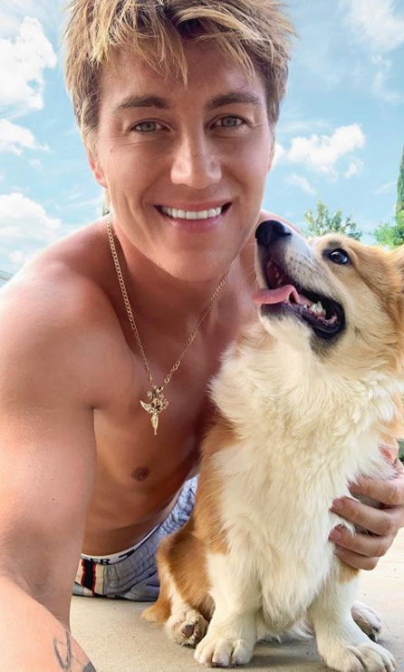 Алексей Воробьев занимается фитнесом вместе со своим псом