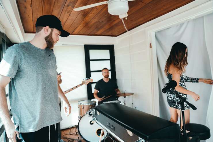 девушки готовы на все, чтобы попасть в окружение артиста