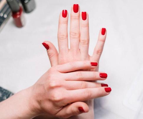 Объясняем на пальцах: какой лак в тренде и как его наносить