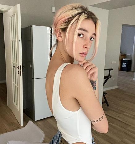 Ивлеева похвалилась подтянутой фигурой в мини-бикини