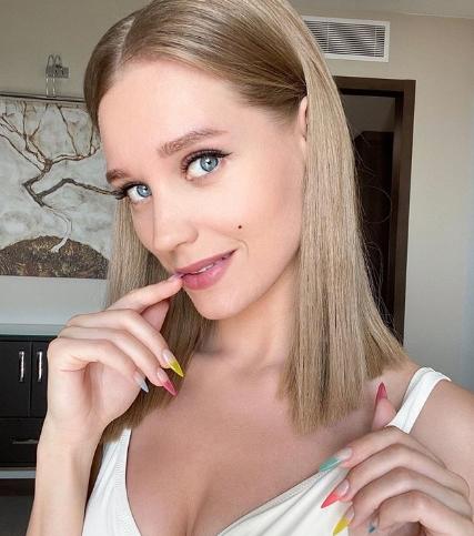 Асмус примерила образ роковой брюнетки