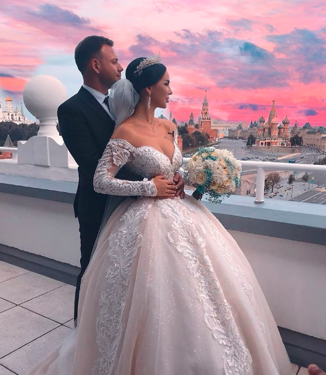 Звезды телестройки «Дом−2» сыграли свадьбу