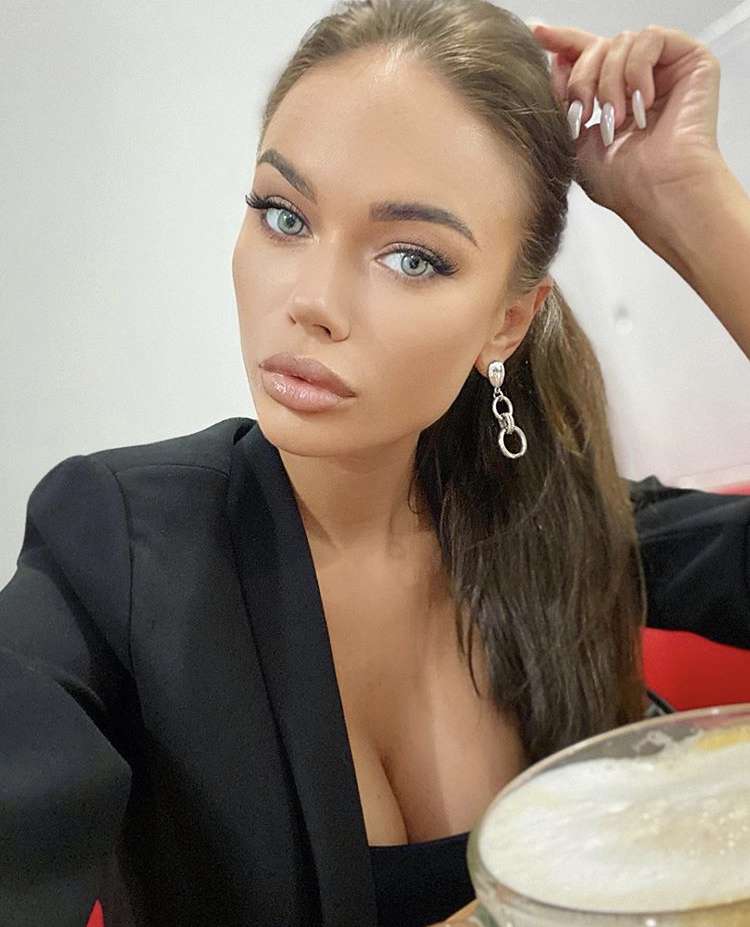 Знаменитости берут в отпуск минимум пару купальников