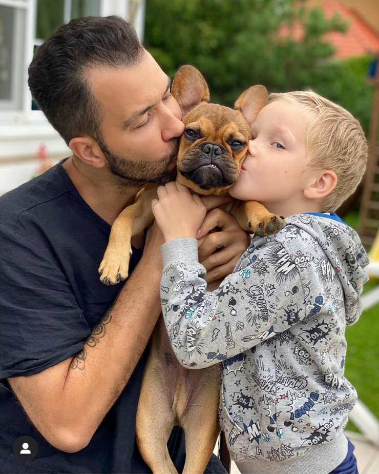 Бульдог по кличке Изюм - еще один член большого семейства