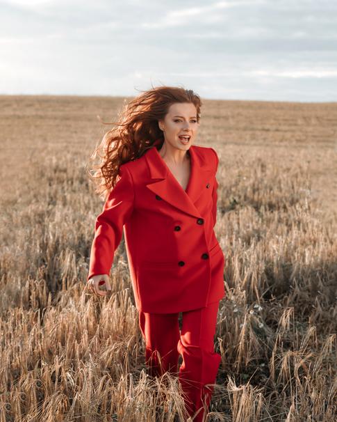 Юля Савичева об отношениях с мужем: «Мы можем наступить себе на горло ради друг друга»