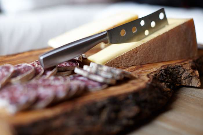 Производители часто обрабатывают E250 охлажденные мясные продукты и добавляют в сосиски, ветчину, вареные и сырокопченые колбасы