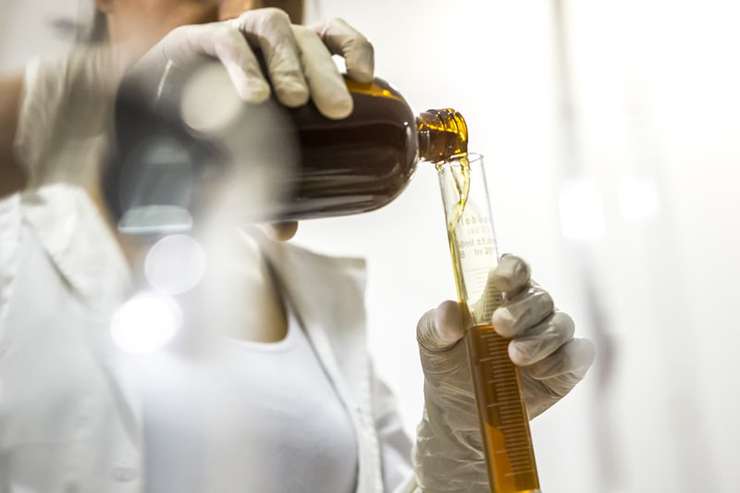 Химики работают над созданием безопасных формул - крем не может проникать в дерму