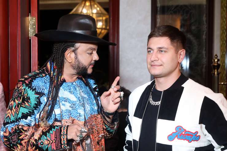 Косички Филиппа Киркорова стали еще одной темой обсуждения на светской премии