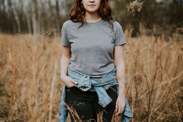 Сделайте разрез в форме треугольника под воротником