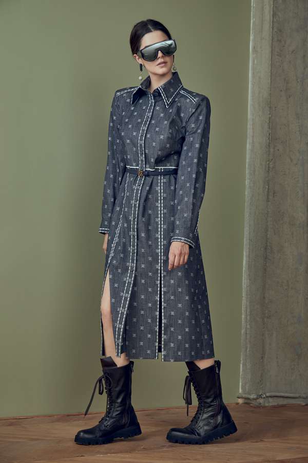 Платье, Fendi (VIPAVENUE); сапоги, Rocco P. (VIPAVENUE); очки, Linda Farrow (LaRobe); серьги, Koko room