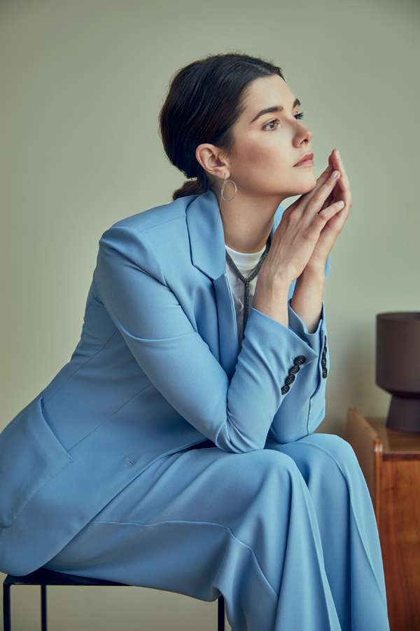 Жакет и брюки, все, – L’Enigme; футболка, Jijil (Superstudio Italia); ожерелье, Brunello Cucinelli (VIPAVENUE); серьги, Koko room