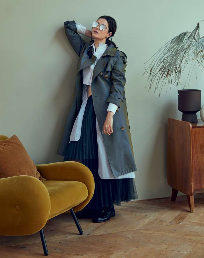 Тренч, LaRobe; рубашка и ботинки, все – Loewe (VIPAVENUE); юбка, Brunello Cucinelli (VIPAVENUE); очки, Tom Brown (LaRobe); цепь для очков, Gentle Monster (LaRobe); кольцо, Marisofi