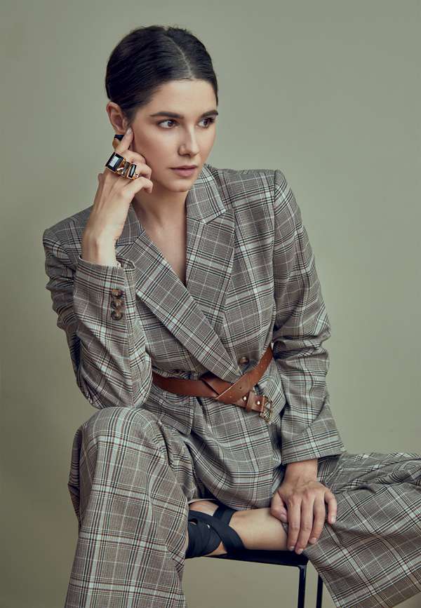 Жакет, Antiga; брюки, Antiga; туфли, Balmain (VIPAVENUE) серьги, Koko room; кольцо, Etro (VIPAVENUE)