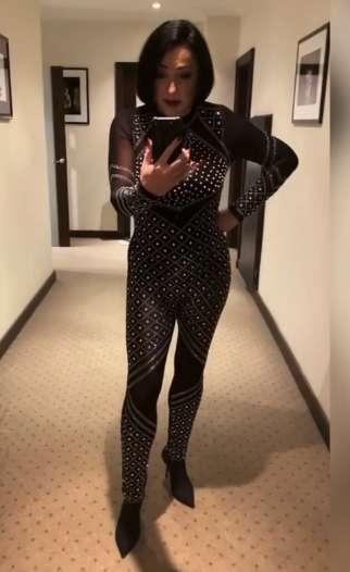 Лолита похвалилась фигурой в эффектном комбинезоне Лолита похвалилась фигурой в эффектном комбинезоне