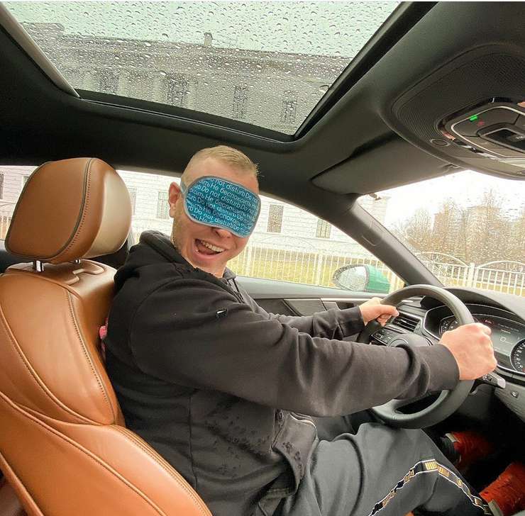 Благодаря плодотворной работе актеру удалось купить несколько автомобилей, а также жилье в Санкт-Петербурге и Москве. Теперь он живет на два города