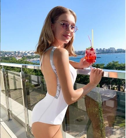 «Без регистрации и смс»: Асмус пошутила про раздевание на камеру