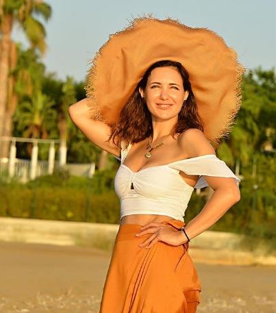 42-летняя Климова исполнила стойку на голове в бикини