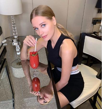 Асмус похвасталась точеной фигурой в купальнике