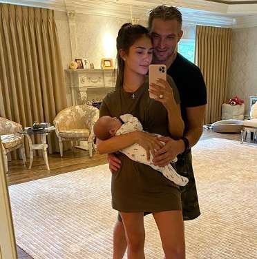 Александр Овечкин и Анастасия Шубская с сыном