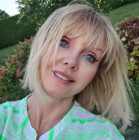 Валерию раскритико­вали за фото в коротком платье