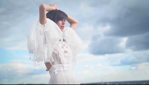 Примерившая белое платье Карпович подогрела слухи о скорой свадьбе