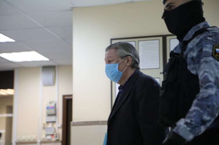 Ефремова повели в зал заседаний для вынесения приговора