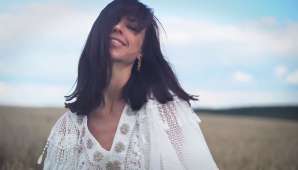 Карпович примерила на себя образ игривой невесты