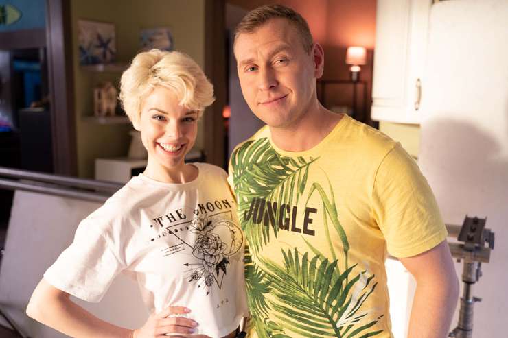 По сюжету сериала СеняФедя у Феди начинаются отношения с девушкой, которую играет Анна Старшенбаум. Имя своей реальной избранницы Тарабукин пока не раскрывает