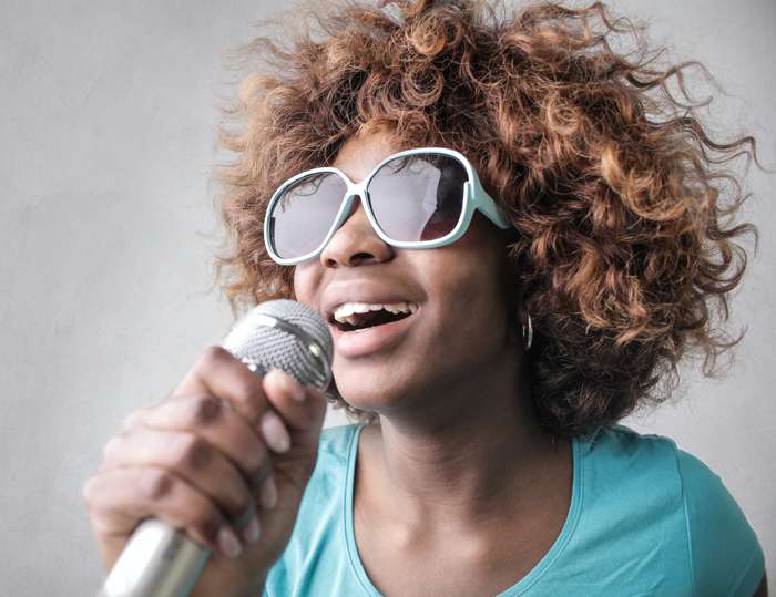Эксперт советует петь всем людям для поддержания здоровья