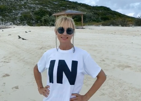 Кристина Орбакайте показала фигуру в купальнике