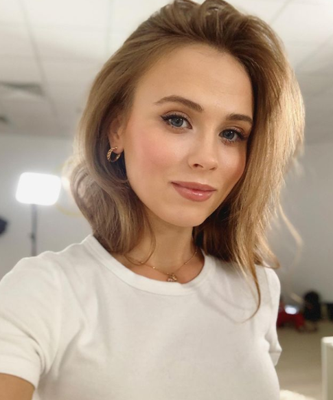 Анна Кошмал порадовала поклонников раритетным фото из детства