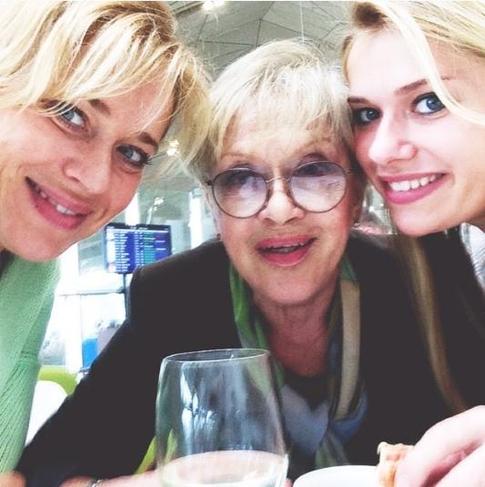 «Она контактная»: стали известны новые подробности о состоянии Фрейндлих