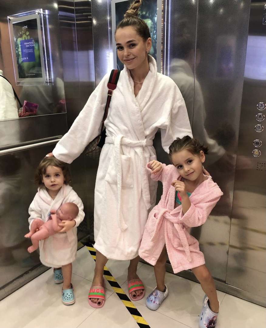 Анна Хилькевич с дочками Марией и Арианной