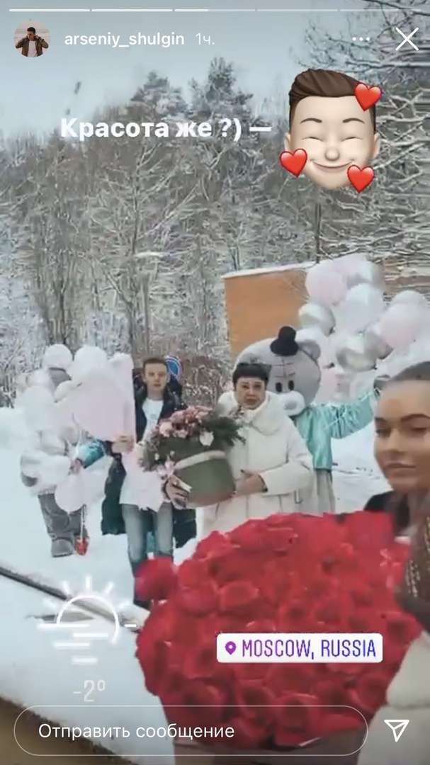 Родные и близкие идут на выписку из роддома Родные и близкие идут на выписку из роддома