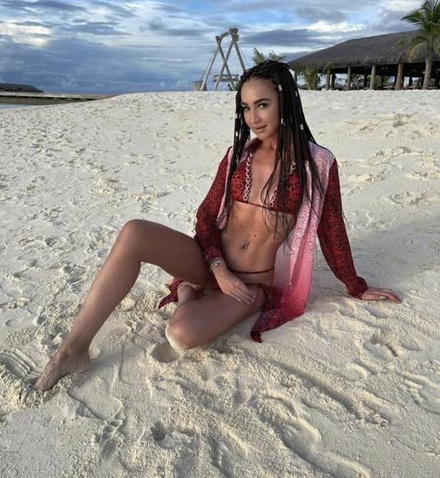 «Быстро поправляюсь и очень переживаю из-за этого»: Бузова ответила на обвинения в излишней худобе