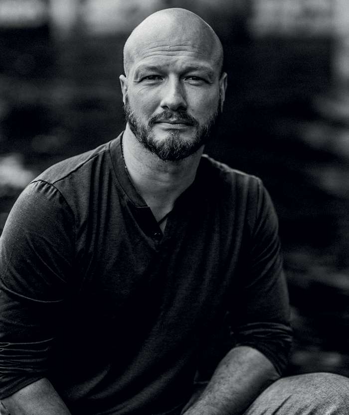 "Подростком я бунтовал. Очень был сложным. Вечно в противостоянии со школой, с плохими оценками, бланшем под глазом, мятым галстуком…" Подростком я бунтовал. Очень был сложным. Вечно в противостоянии со школой, с плохими оценками, бланшем под глазом, мятым галстуком…