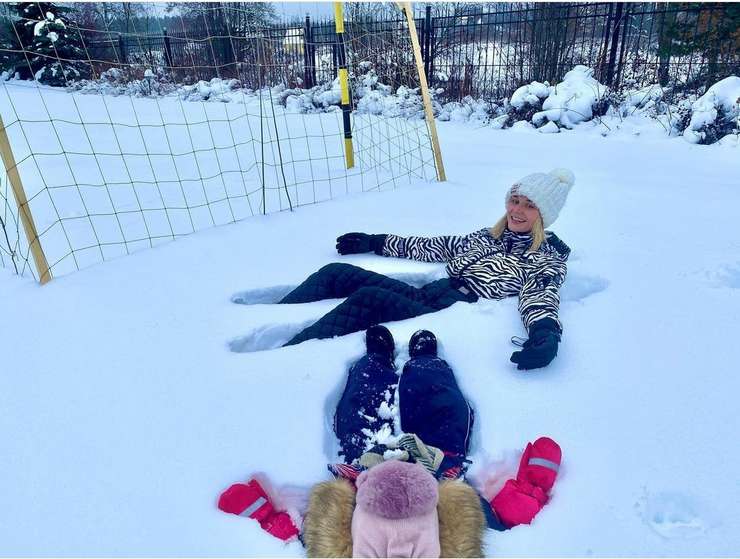 Полина Гагарина на прогулке Полина Гагарина на прогулке