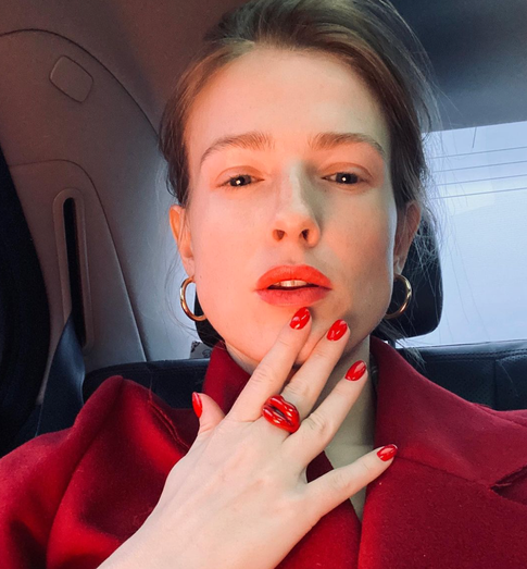 Травма Софьи Эрнест: на голову вместо снега посыпались гвозди