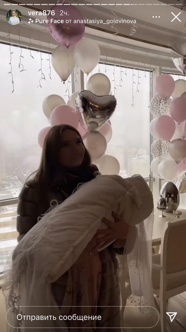 Арсений Шульгин украсил квартиру шарами с именем дочери Селин