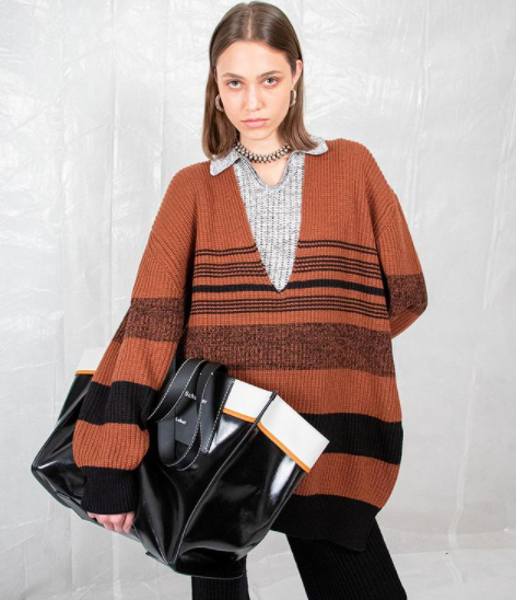 Сумки-тоуты и легкие косынки: как носить модные аксессуары