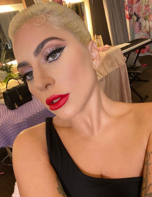 Перья вместо ресниц и кислотная палитра: звезды, которые обожают «кричащий» мейкап