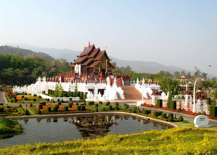 Чианг-Май называют культурной столицей страны, столицей храмов, куда приезжают паломники, чтобы провести неделю-другую в местном монастыре