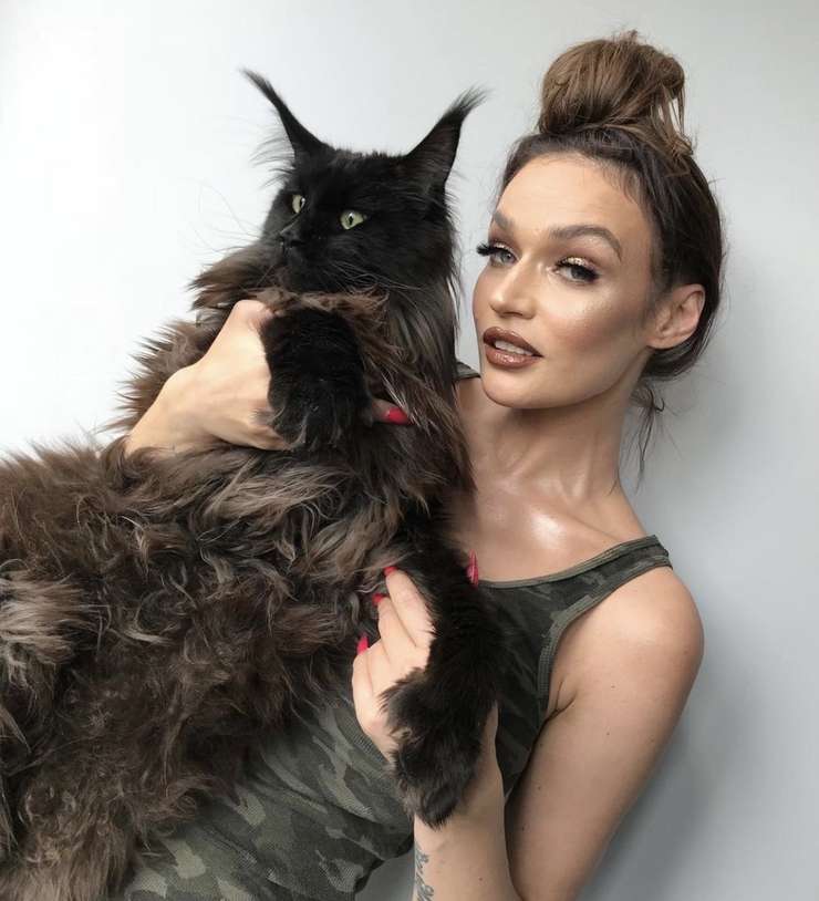 Звезда вместе со своим котом Эскобаром