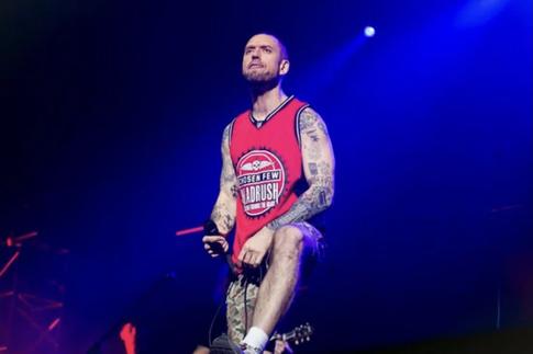 Солист группы «Ляпис Трубецкой» ударил поклонника во время концерта