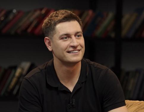 В Сети раскритиковали поступок Щербакова, который пнул подарки Манукяна