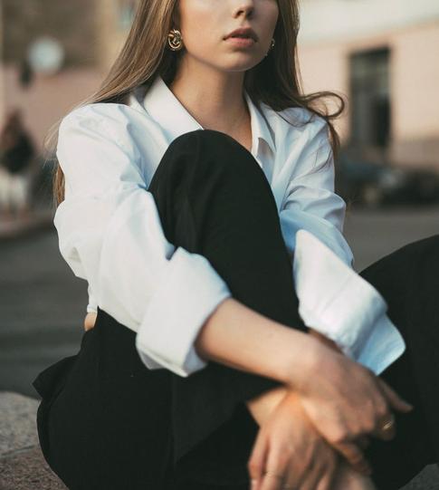 Советы дизайнеров: 8 способов оригинально носить белую рубашку