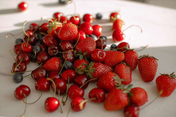 Положите свежие ягоды в раствор из воды и уксуса