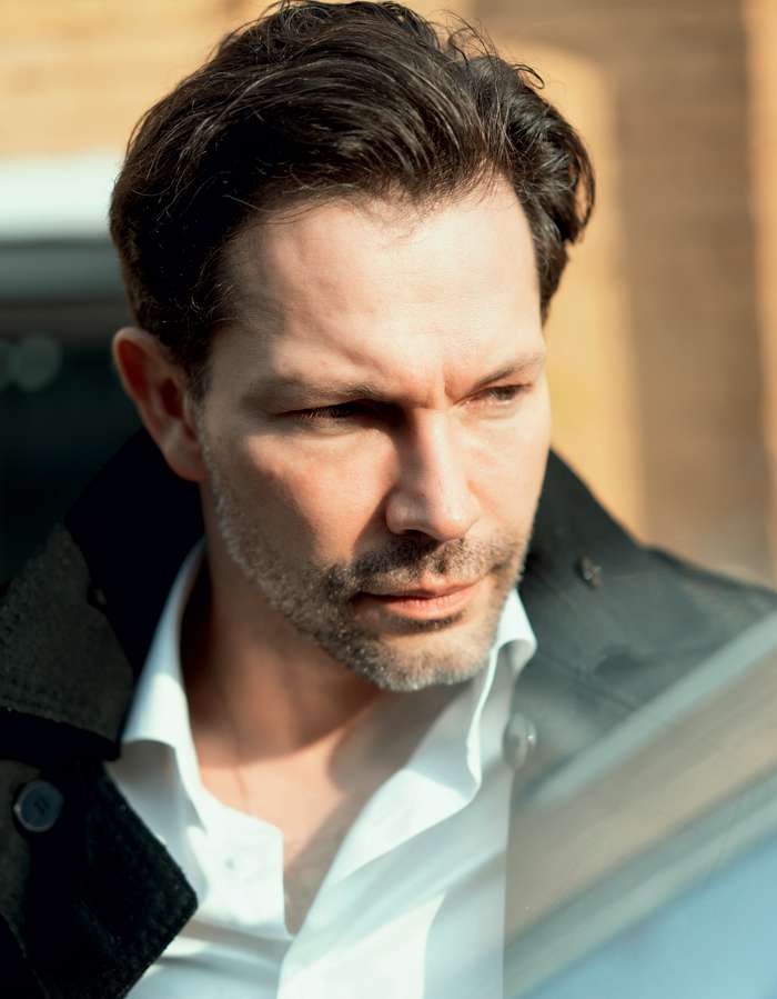 В театральный вуз Кирилл поступил в двадцать семь лет. А до этого пробовал себя в медицине – работал ассистентом хирурга В театральный вуз Кирилл поступил в двадцать семь лет. А до этого пробовал себя в медицине – работал ассистентом хирурга